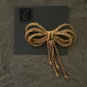 Vintage Casual corner gold bow brooch